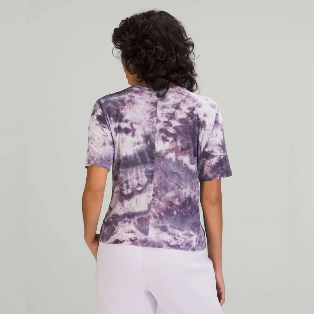 Lululemon Crescent Tee Size 4 Diamond Dye Moonwalk Purple Twist Front
